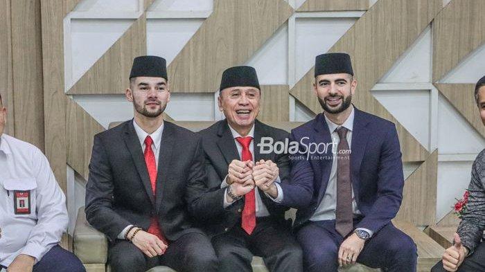 TIMNAS - Sandy Walsh (kiri) dan Jordi Amat (kanan) yang akan menjalani proses pengambilan sumpah di Kantor Kementerian Hukum dan HAM, Cawang, Jakarta, 17 November 2022. Mereka didampingi Ketua Umum PSSI, Mochamad Iriawan (tengah).