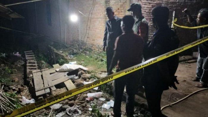 TKP septic tank yang diduga menjadi tempat pembuangan empat jasad satu keluarga di Way Kanan, Lampung.
