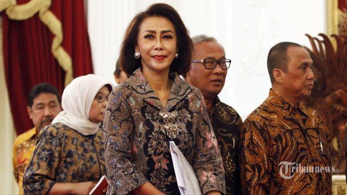 Ketua Panitia Seleksi calon pimpinan Komisi Pemberantasan Korupsi (KPK) periode 2019-2023 Yenti Ganarsih (kedua kiri) bersama Wakil Ketua Pansel KPK lainnya usai bertemu Presiden Joko Widodo di Istana Kepresidenan, Jakarta, Senin (17/6/19). Presiden berharap Pansel KPK menghasilkan calon pimpinan KPK dengan kemampuan managerial dan menguasai dinamika pemberantasan korupsi.