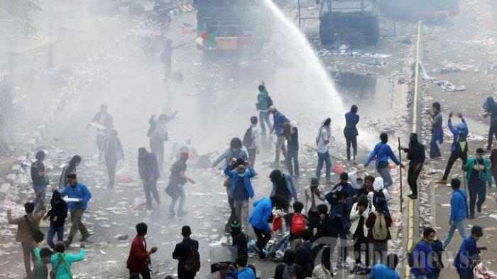 Ribuan mahasiswa saat menggelar aksi unjuk rasa di depan Gedung DPR/MPR, Senayan, Jakarta Pusat, Selasa (24/9/2019). Pada demo yang menolak Revisi UU KPK dan menolak RKUHP berakhir rusuh.
