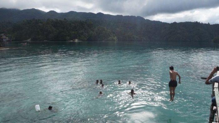Anak-anak sedang berenang di Teluk Sarawondori, Kepulauan Yapen, Papua, Minggu (19/8/2018).