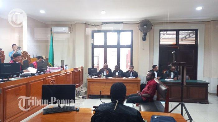 SIDANG - Kordinator Litigasi Koalisi Penegak Hukum dan Ham Papua (Paham) Papua Emanuel desak Majelis Hakim PN Jayapura hentikan proses penuntutan terhadap Victor Yeimo.
