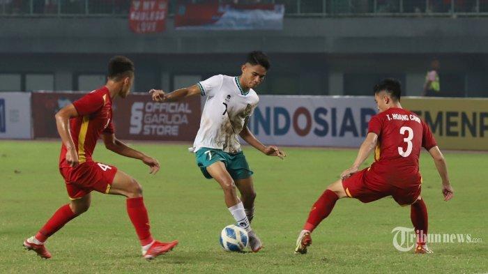 Pemain Timnas Indonesia U-19 saat berebut bola dengan pemain Timnas Vietnam U-19 pada laga Piala AFF U-19 2022 di Stadion Patriot Candrabhaga, Bekasi, Jawa Barat, Sabtu (2/7/2022). Hingga babak kedua berakhir hasil imbang 0-0 antara kedua tim.