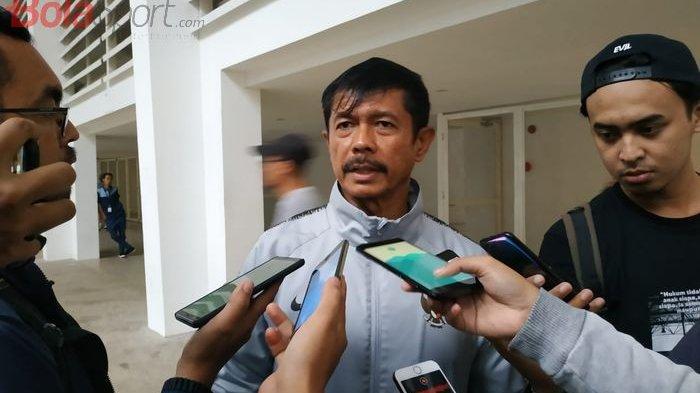 Pelatih timnas U-23 Indonesia Indra Sjafri menjawab pertanyaan wartawan seusai memimpin latihan timnya di Stadion Madya, Jakarta, Rabu (6/3/2019).