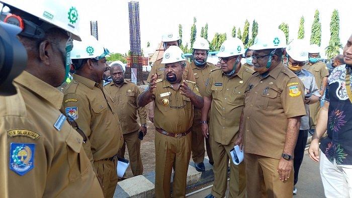 TINJAU PEMBANGUNAN - Gubernur Papua, Lukas Enembe didampingi para pejabat di lingkungan Pemprov Papua meninjau pembangunan Kantor Gubernur di Jalan Soa-siu Dok II Jayapura.