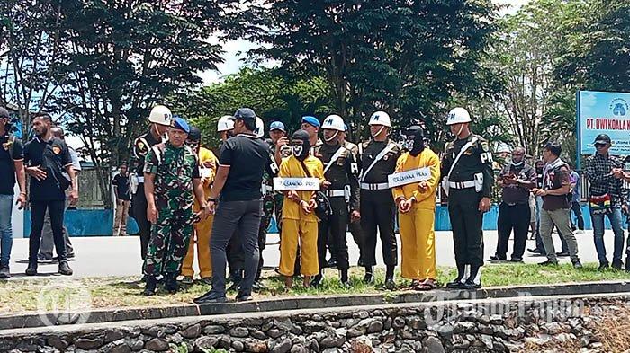 Tampak susanan rekontruksi kasus mutilasi empat warga Nduga di Jalan Budi Utomo Timika, Mimika, Papua, Sabtu (3/9/2022).