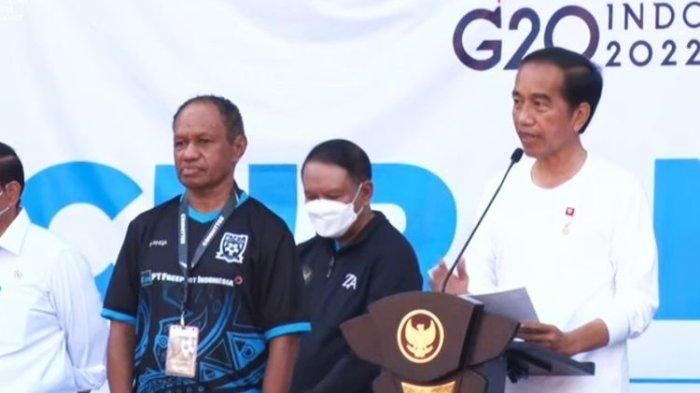 LAUNCHING - Presiden Joko Widodo bersama mantan pemain sepakbola Timnas Indonesia Rully Nere saat meresmikan Papua Football Academy (PFA) di Jayapura, Rabu (31/8/2022).(dok.Sekretariat Presiden)