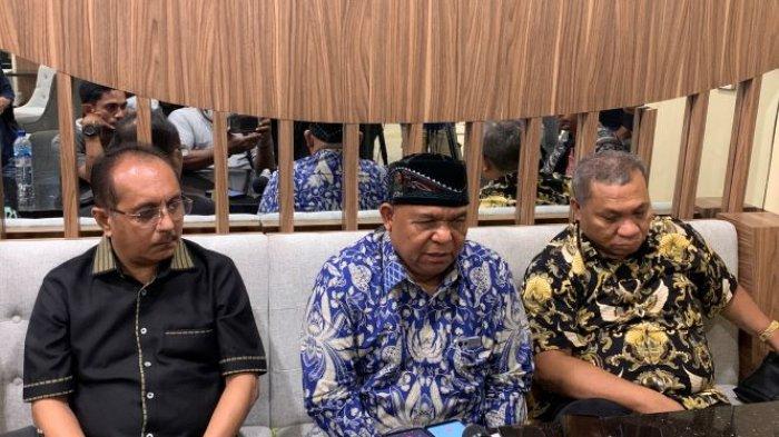 Petrus Bala Pattyona (kemeja batik biru) menjadi ketua tim hukum dan advokasi Lukas Enembe dalam menghadapi kasus dugaan suap dan gratifikasi yang saat ini sedang menjerat Gubernur Papua.