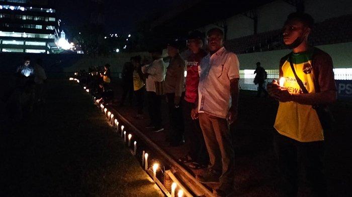 Manajemen Persewar Waropen dalam aksi menyalakan 129 lilin, Senin (3/10/2022). Ini sebagai wujud penghormatan terhadap korban meninggal dalam Tragedi Kanjuruhan di Malang.