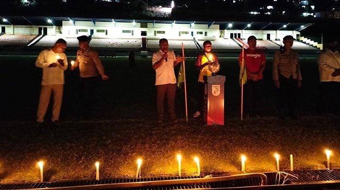 Manajemen Persewar Waropen dalam aksi menyalakan 129 lilin, Senin (3/10/2022). Ini sebagai wujud penghormatan terhadap korban meninggal dalam Tragedi Kanjuruhan di Malang.