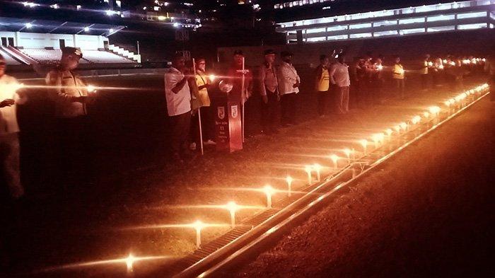Manajemen Persewar Waropen dalam aksi menyalakan 129 lilin, Senin (3/10/2022). Ini sebagai wujud penghormatan terhadap korban meninggal dalam Tragedi Kanjuruhan di Malang.