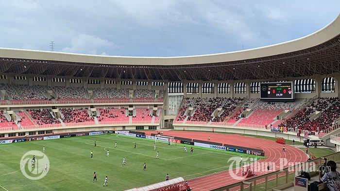 Skor 0-0 menutup babak pertama antara Persipura Jayapura kontra Kalteng Putra FC yang digelar di Stadion Lukas Enembe, Kampung Harapan, Kabupaten Jayapura, Papua, Senin (29/8/2022).