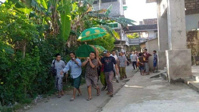 Proses pemakaman Jenazah putra kedua Buya Arrazy Hasyim yang tertembak senjata api milik anggota polri yang menjadi pengawalnya di makam islam Wareng, Desa Palang, Kecamatan Palang, Kabupaten Tuban, Jawa Timur. Rabu (22/6/2022).