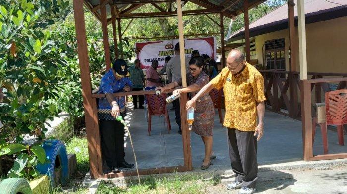 Pemusnahan minuman keras yang dilakukan oleh warga dengan pihak keamanan di Kampung Waiya, Distrik Depapre, Kabupaten Jayapura