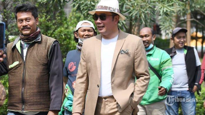 Gubernur Jawa Barat Ridwan Kamil ditemani sejumlah driver ojek online melakukan fashion show ala Sudirman, Citayam, Bojong Gede, dan Depok (SCBD) di kawasan Dukuh Atas Jakarta Pusat, Rabu (20/7/2022). Menurut Ridwan Kamil kegiatan fashion show SCBD menjadi ajang kreatif anak-anak muda dan mendapat respons yang positif. TRIBUNNEWS/HUMAS PEMPROV JABAR (HO/)