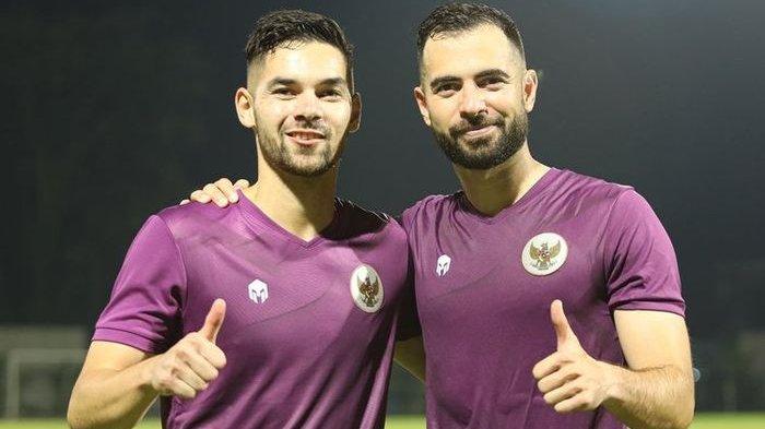 Sandy Walsh (kiri) dan Jordi Amat (kanan) mengikuti latihan perdana timnas Indonesia.