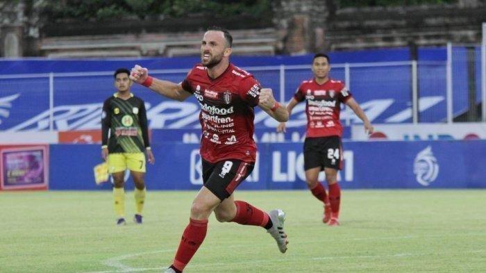 Luapan kegembiraan striker Bali United, Ilija Spasojevic usai mencetak gol ke gawang Barito Putera pada laga BRI Liga 1 2021 pekan ke-18 di Stadion I Gusti Ngurah Rai, Minggu 9 Januari 2022.
