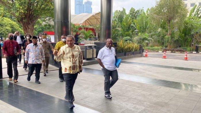 Tim kuasa hukum Gubernur Papua Lukas Enembe bersama dokter pribadi Lukas, Anton Mote, menyatroni Gedung Merah Putih KPK, Jakarta, Senin (17/10/2022).