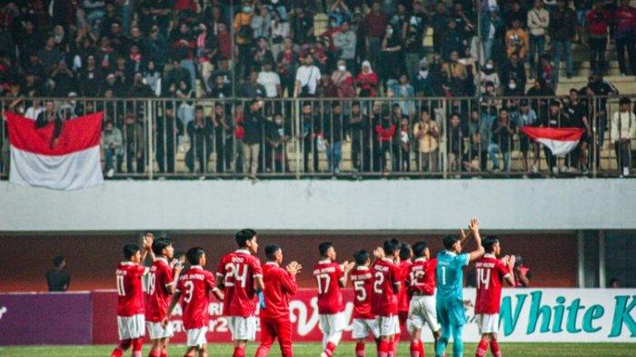 Skuad timnas U-16 Indonesia menyapa suporter timnas usai mengalahkan Vietnam 2-1 pada ajang Piala AFF U-16 2022 di Stadion Maguwoharjo, Sleman, Sabtu (7/8/2022) malam WIB.