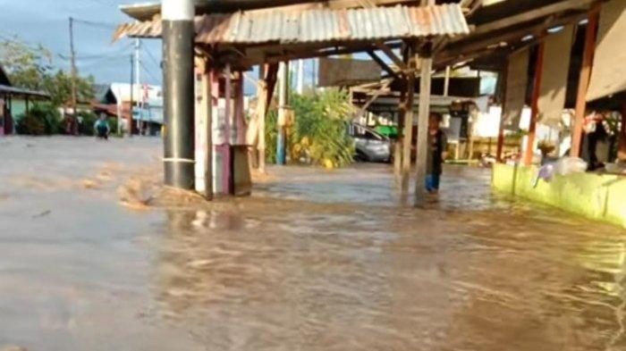 BANJIR KM 12 - Banjir melanda sejumlah ruas jalan, termasuk di KM 12 Kota Sorong, Papua Barat akibat hujan sejak Senin malam hingga Selasa (23/8/2022).