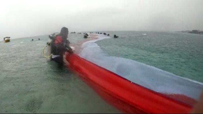 PENGIBARAN BENDERA - Bendera merah putih sepanjang 77 meter dikibarkan di dasar laut Pulau Raimuti, Arfai, Distrik Manokwari Selatan, Kabupaten Manokwari, pada Selasa (16/8/2022) kemarin.