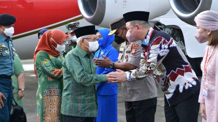 Bupati Kaimana Fredy Thie saat menyambut Wakil Presiden RI Maruf Amin di Bandara Utarom, Kabupaten Kaimana, Papua Barat, Rabu (30/11/2022).