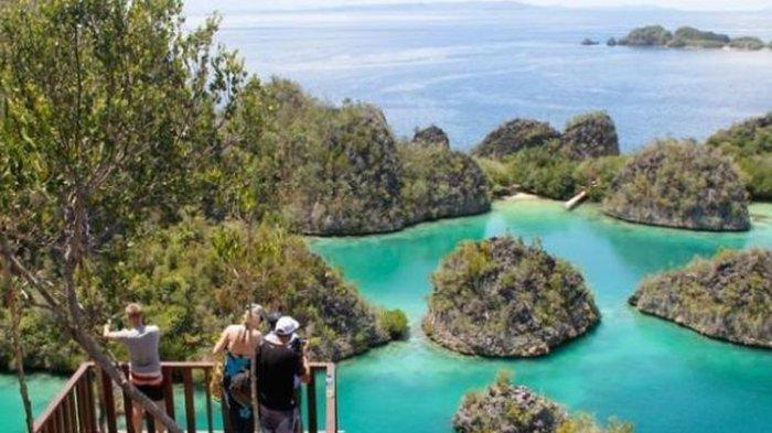 Destinasi wisata Pianemo di Kabupaten Raja Ampat, Papua Barat, Kamis (5/5/2016). Untuk melihat panorama bahari ini, wisatawan harus menaiki 320 anak tangga, sebelum akhirnya rasa capek terbayar begitu melihat keindahan Pianemo dari atas bukit.