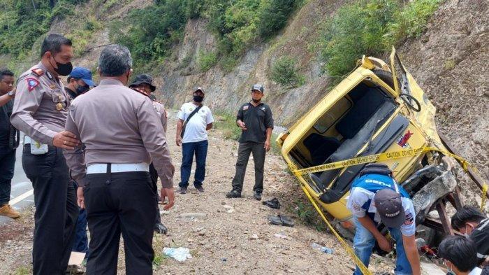Ditlantas Polda Papua Barat, Satlantas Polres Manokwari dan KNKT menggelar olah tempat kejadian perkara (TKP) laka maut di Kabupaten Pegunungan Arfak, Papua Barat.