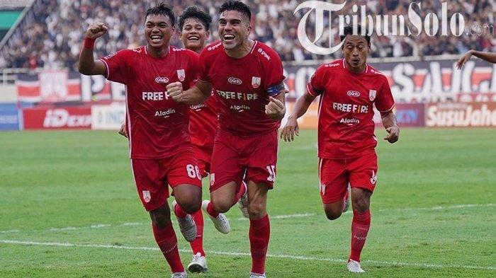 Eskoresi pesepak bola Persis Solo, Fabiano Beltrame (tengah) setelah mencetak gol.