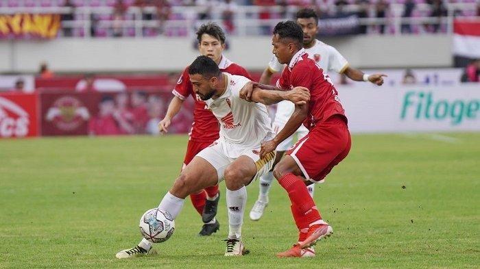 Everton coba lepas dari hadangan Abduh Lestaluhu saat laga Persis Solo vs PSM Makassar di Stadion Manahan, Kamis (29/9/2022).
