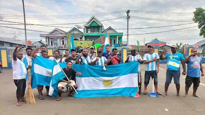 BAKTI SOSIAL - Fanatik Argentina Manokwari berfoto bersama setelah bakti bersih-bersih Terminal Wosi, Kabupaten Manokwari, Papua Barat, Kamis (1/12/2022).