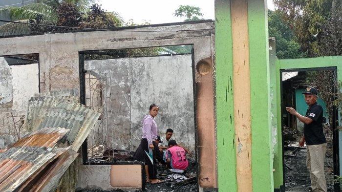 Sejumlah kerabat Jordan Kominaris membersihkan puing-puing perabotan rumah yang dilahap api di Kampung Makassar, Kelurahan Wosi, Distrik Manokwari Barat, Kabupaten Manokwari, Papua Barat, Selasa (2/8/2022).