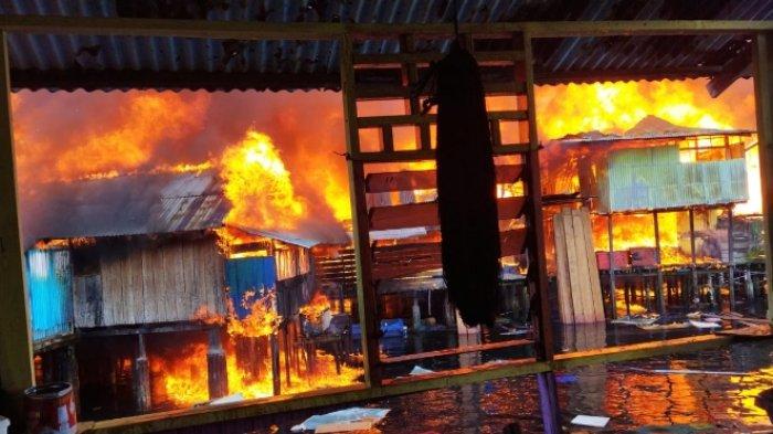 Kondisi rumah warga di Borobudur, Distrik Manokwari Barat, Kabupaten Manokwari, Papua Barat, terbakar.