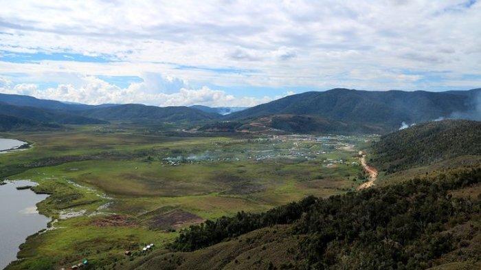Lanskap Pegunungan Arfak dilihat dari udara wilayah Distrik Anggi, Kabupaten Arfak, Papua Barat. Pegunungan Arfak merupakan daerah pegunungan yang menyimpan potensi pariwisata.
