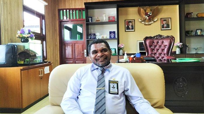 KANWIL KEMENAG - Luksen Jems Mayor, Kakanwil Kemenag Papua Barat, saat ditemui di ruang kerjanya di Manokwari, Papua Barat, Senin (28/11/2022).