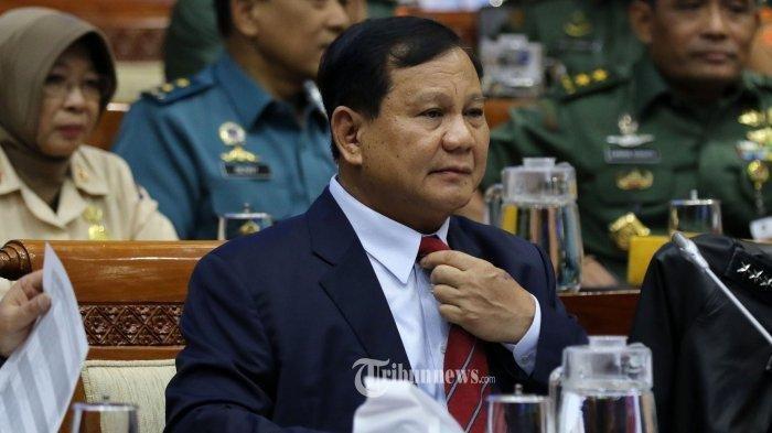 Menteri Pertahanan Prabowo Subianto mengikuti rapat di kompleks Parlemen, Jakarta, Senin (11/11/2019). Rapat bersama antara DPR dan Kementerian Pertahanan (Kemhan) membahas rencana kerja Kemhan tahun 2020 beserta dukungan anggarannya.