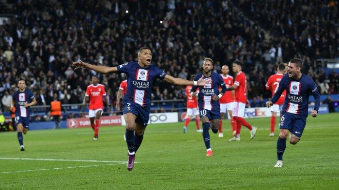 GOL - Penyerang PSG, Kylian Mbappe berlari usai mencetak gol ke gawang Benfica dalam lanjutan Liga Champions 2022/2023, Rabu (12/10/2022) dini hari.