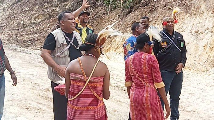 SAMBUTAN - Plt Kadis PUPR Papua Barat, Yohanis Momot mendapatkan sambutan antusias saat berkunjung ke Kampung Sidi, Distrik Mare Selatan, Maybrat, belum lama ini.