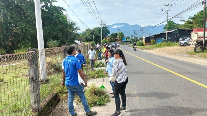 KERJA BAKTI- Para staf Dinas PUPR Papua Barat kerja bakti di tepi jalan depan STKIP Muhammadiyah Manokwari, Papua Barat, Selasa (24/1/2023) pagi.
