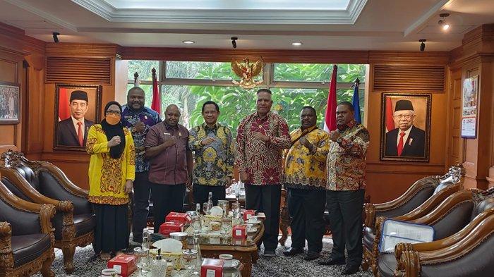 Pj Gubernur Papua Barat, Paulus Waterpauw, didampingi Ketua DPR Papua Barat, Bupati Manokwari, Bupati Fakfak beserta Kepala Dinas Perhubungan dan Kepala Dinas Perikanan bersilaturahmi ke Menteri Dalam Negeri, Tito Karnavian pada Kamis (19/01/2023).