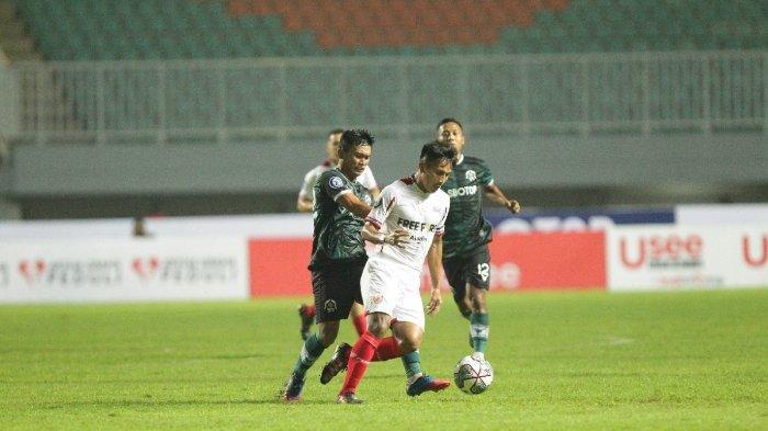 Pemain Persis Solo dan Persikabo 1973 berebut bola pada pertandingan BRI Liga 1 yang digelar di Stadion Pakansari, Minggu (7/8/2022).