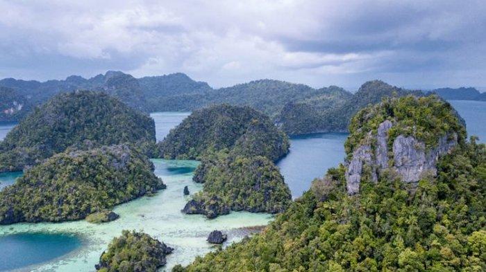 Pemandangan Pulau Misool dari Puncak Harfat, Raja Ampat
