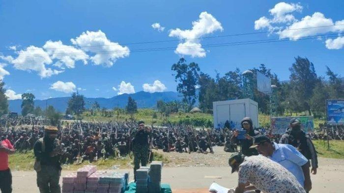 ATASI KONFLIK – Pemkab Lanny Jaya, Provinsi Papua menyerahkan dana Rp 5 miliar sebagai bentuk permohonan maaf atas tragedi upacara syukur bakar batu dan penjemputan Penjabat Bupati Lanny Jaya, Petrus Makerkwa hingga ada warga yang meninggal dunia.