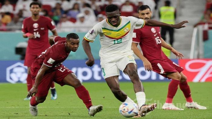 Penyerang Senegal Ismaila Sarr (Tengah) dikepung pemain Timnas Qatar dalam laga lanjutan grup A Piala Dunia 2022 Qatar di Stadion Al-Thumama di Doha, Jumat (25/11/2022). Senegal menang 3-1.