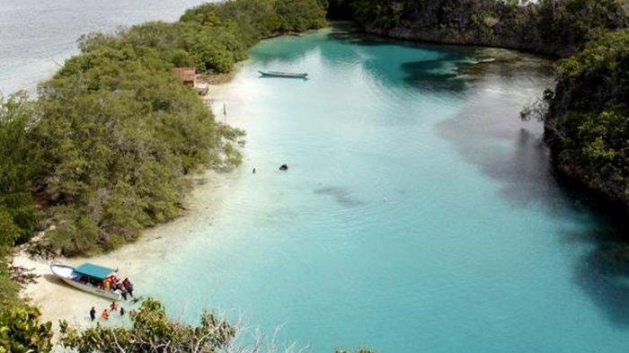 Panorama laguna Pulau Rufas dilihat dari puncak bukit karst pada Senin (1/6/2016). Pulau Rufas terletak di Desa Pam, Distrik Waigeo Barat Kepulauan, Kabupaten Raja Ampat, Papua Barat. Lanskap air laut jernih serta tebing batu karst bisa terlihat dari puncak bukit.