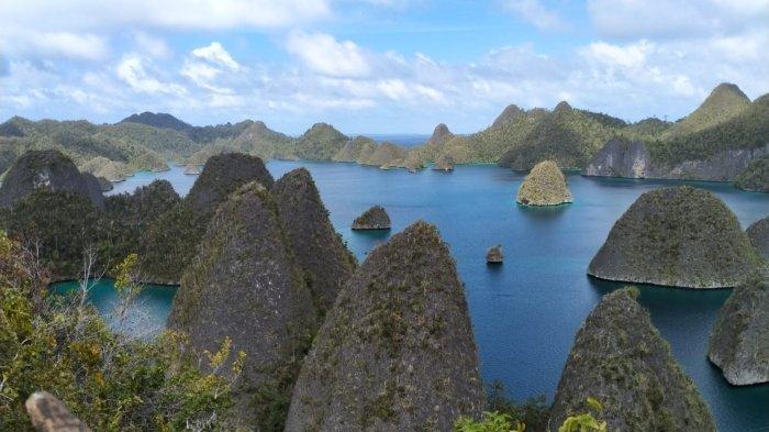 Pulau Wayag, Raja Ampat, Papua Barat menjadi salah satu destinasi wisata yang paling populer di Raja Ampat