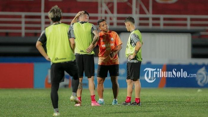 Rasiman berbicara dengan Alexis Messidoro dan Fernando Rodriguez Ortega saat official training di Stadion Segiri, Samarinda, Sabtu (27/8/2022).