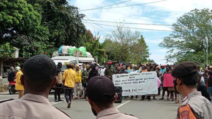 Solidaritas Mahasiswa dan Rakyat Papua, menggelar aksi di depan Universitas Papua, Kabupaten Manokwari, Papua Barat, Selasa (8/3/2022).