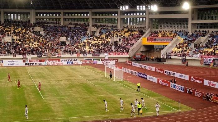 Suasana pertandingan laga ke-11 Liga 1 2022-2023 antara Persis Solo melawan PSM Makassar di Stadion Manahan, Solo, Kamis (29/9/2022).