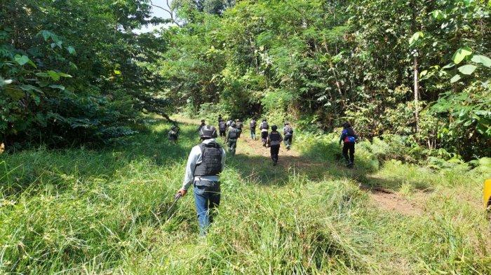 Tim gabungan TNI-Polri melakukan evakuasi dan pencarian terhadap korban penyerangan brutal oleh gerilyawan TPNPB Kodap IV Wilayah Sorong Raya, Jumat (30/9/2022).